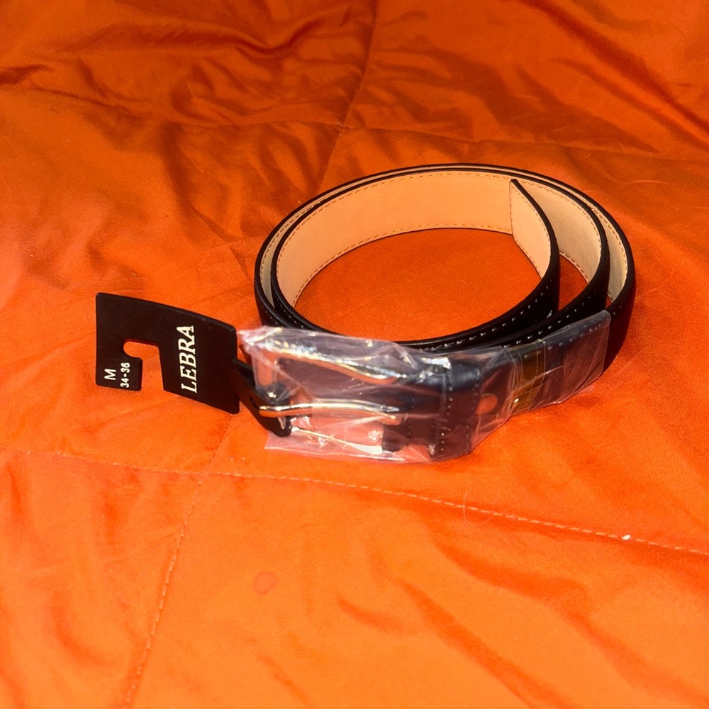 Sleek Black Leather Belt for Stylish Accessorizing
